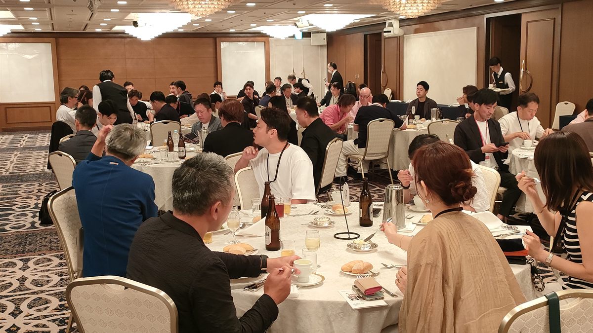 例会で歓談する EO TOKYO EAST のメンバー