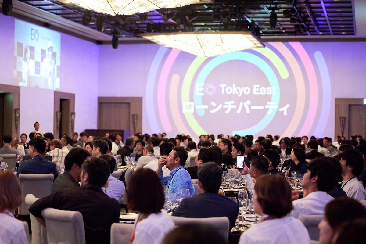スクリーンにチャプターコンセプトを映し出したローンチパーティの会場