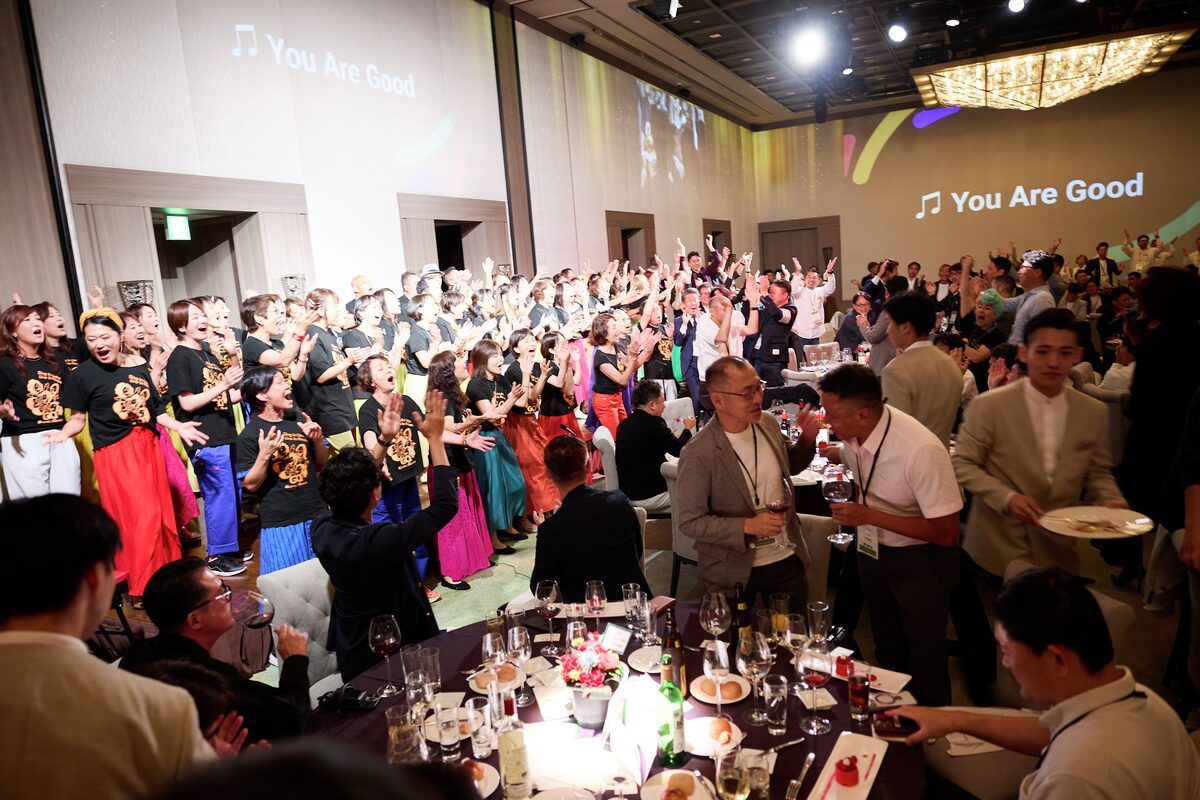 ゴスペルの生演奏で盛り上がる参加者たち