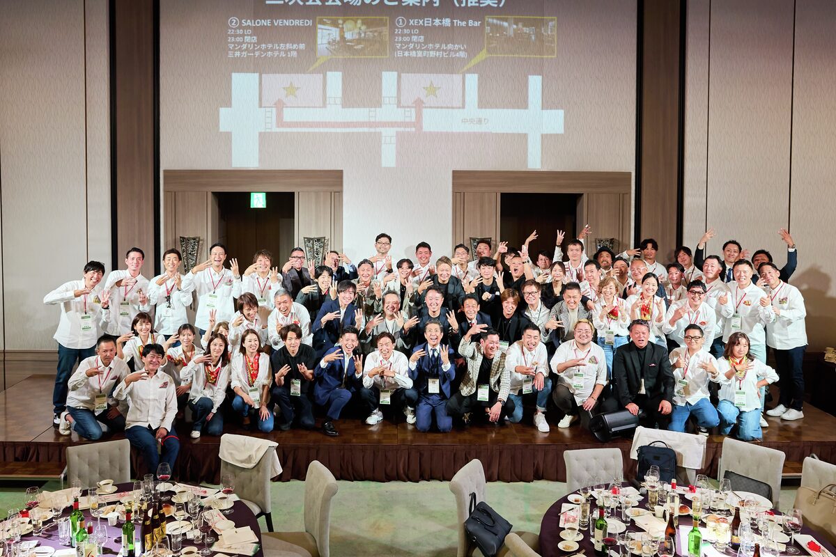 EO TOKYO WEST のメンバーと並ぶ記念撮影